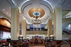 Bên trong khách sạn Traders ở Yangon.