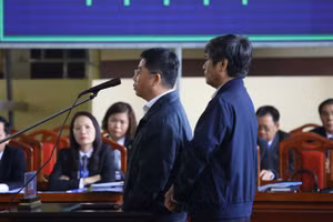 : Bị cáo Nguyễn Thanh Hóa và Nguyễn Văn Dương đối chất khi được hỏi về biên bản ghi nhớ hợp tác giữa C50 và CNC.