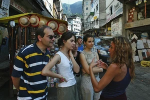 Khách du lịch trải nghiệm trong một khu ổ chuột ở Mumbai. Ảnh: BLOGSPOT