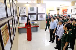 Các đại biểu tham dự triển lãm.