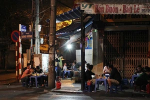 Quán phở gánh tại ngã tư Hàng Đường - Hàng Chiếu khá nổi tiếng từ nhiều năm nay.