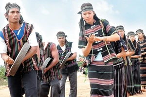 Những chàng trai, cô gái miền sơn cước biểu diễn cồng chiêng và dân vũ.