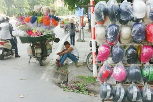Tranh thủ nghỉ ngơi khi vắng khách.