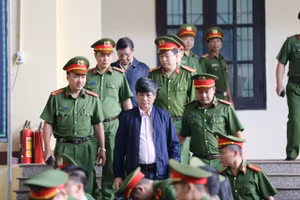 Hai cựu tướng công an Phan Văn Vĩnh và Nguyễn Thanh Hóa được dẫn giải ra tòa.
