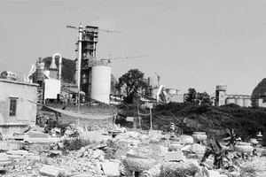 Nhà máy xi măng Hệ Dưỡng xây dựng sát nhà dân.