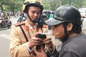 Lực lượng cảnh sát giao thông tiến hành kiểm tra nồng độ cồn.