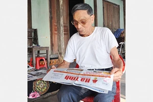 Ông Minh luôn theo dõi sự phát triển của quê hương thông qua các phương tiện thông tin.