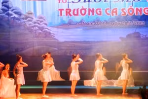 Tốp nữ Nhà Văn hóa 3-2 với tác phẩm Suối mơ trong Chương trình nghệ thuật “Từ Suối Mơ đến Trường ca Sông Lô”.