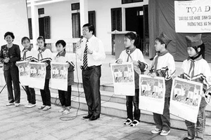 Tiến sĩ Ðinh Ðoàn nói chuyện về giới tính cho học sinh trường THCS huyện Cao Phong - Hòa Bình.