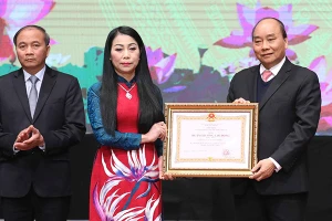 Thủ tướng Nguyễn Xuân Phúc trao Huân chương Lao động hạng nhất của Chủ tịch nước tặng tỉnh Vĩnh Phúc.