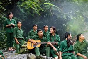 Ca sĩ Phương Thảo trong MV Ru em nắm đất Truông Bồn.