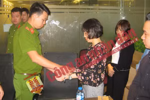 Cơ quan điều tra thực hiện lệnh bắt tạm giam đối với bị can Châu Nguyên Anh, Giám đốc điều hành VNPT EPAY. Ảnh: Báo CAND.