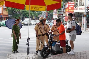 Nhiều trường hợp xe máy điện, xe đạp điện bị lực lượng CSGT xử phạt trong sáng 8-7.