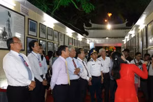 Các đại biểu nghe thuyết minh các tư liệu chủ quyền của Việt Nam đối với hai quần đảo Hoàng Sa và Trường Sa. 