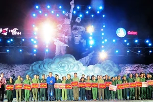 Ban tổ chức trao sổ tiết kiệm cho các cựu TNXP khó khăn.