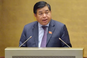 Bộ trưởng Kế hoạch và Đầu tư Nguyễn Chí Dũng trình bày Tờ trình Chính phủ về dự thảo Luật Đầu tư (sửa đổi). (ẢNH: DUY LINH)