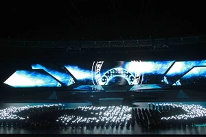 Màn trình diễn bằng hệ thống đèn led ấn tượng trong đêm tổng duyệt 28-11.