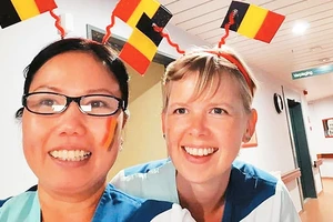 Chị Lê Thị Trúc Loan cùng đồng nghiệp trong dưỡng đường cổ vũ đội bóng đá Bỉ.