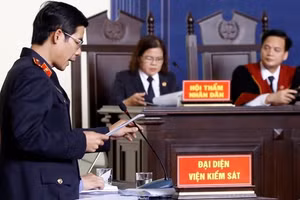 Đại diện Viện kiểm sát đọc cáo trạng truy tố 92 bị cáo.