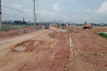 Công ty cổ phần Đầu tư phát triển Yên Bình san lấp mặt bằng diện tích đất được giao đợt 1 Khu công nghiệp Yên Bình II.