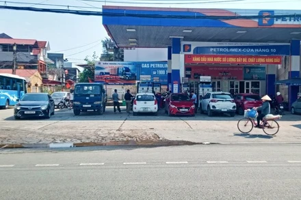 Nhiều thời điểm, người dân đổ xô đi mua xăng, dầu tại các cửa hàng thuộc hệ thống Công ty Xăng dầu Thái Nguyên.
