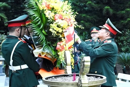 Đại tướng Nguyễn Trọng Nghĩa dâng hoa tưởng niệm Chủ tịch Hồ Chí Minh.