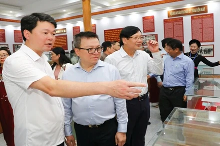 Đồng chí Lê Quốc Minh, Ủy viên Trung ương Đảng, Tổng Biên tập Báo Nhân Dân, Phó Trưởng Ban Tuyên giáo và Dân vận Trung ương, Chủ tịch Hội Nhà báo Việt Nam và các nhà báo thăm Di tích Trường dạy làm báo Huỳnh Thúc Kháng.