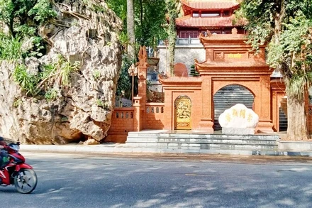 Cổng tam quan quần thể Đền Đuổm được trùng tu, tôn tạo bằng đá ong bền vững lâu dài.