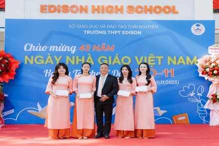 Ông Đỗ Minh Đạo, người sáng lập Trường trung học phổ thông Edison, trao thưởng cho giáo viên trẻ xuất sắc.