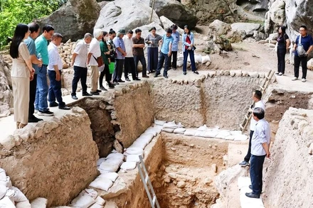 Nhiều nhà khảo cổ, nhà khoa học, đại biểu tham quan khai quật di chỉ Mái Đá Ngườm lần thứ 6, năm 2025.