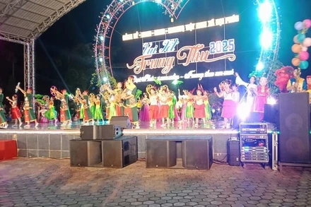 Tết Trung thu 2025 được xã Đại Phúc tổ chức vui tươi bên hồ Núi Cốc.