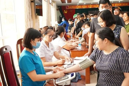 Người dân đến để được tư vấn, tiêm phòng uốn ván tại Bệnh viện Trung ương Thái Nguyên.