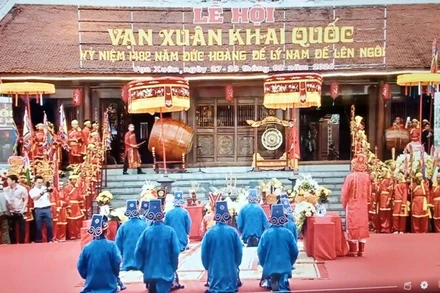 Lễ hội "Vạn Xuân khai quốc" được tổ chức long trọng theo nghi thức truyền thống.