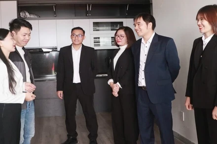 Đại diện chủ đầu tư thăm cư dân mua nhà ở xã hội khu dân cư Đại Thắng.