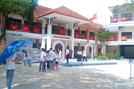 Trường trung học phổ thông Edison rộn ràng trước năm học mới đầu tiên.