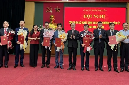 Lãnh đạo tỉnh Thái Nguyên chúc mừng các đồng chí được điều động, bổ nhiệm.