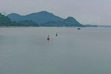 Hệ thống phao, đèn báo hiệu trên tuyến đường thủy hồ Núi Cốc, đến nay hết niên hạn sử dụng 8 năm.