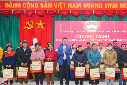Lãnh đạo tỉnh Thái Nguyên tặng quà Tết Bính Ngọ 2026 cho hộ nghèo ở xã Phong Quang.