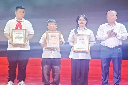 Lãnh đạo Sở Văn hóa, Thể thao và Du lịch Thái Nguyên trao danh hiệu Đại sứ Văn hóa đọc năm 2025 cho 3 thí sinh khu vực phía bắc tỉnh.