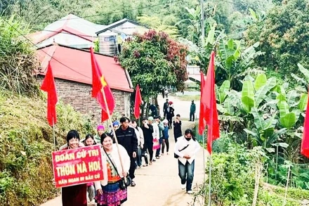 Cử tri thôn Nà Hoi, xã Phủ Thông, tỉnh Thái Nguyên, nô nức đi bầu cử