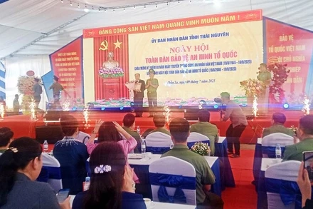 Thượng tướng Trần Quốc Tỏ trao Bằng khen của Bộ Công an cho ông Nguyễn Huy Quý, Chủ tịch Hội đồng quản trị, Tổng Giám đốc Công ty cổ phần Đầu tư xây dựng và Khai thác khoáng sản Thăng Long.