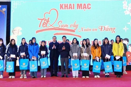 Tỉnh Thái Nguyên dự kiến sẽ tặng mỗi hộ nghèo và cận nghèo 600 nghìn đồng để đón Tết Bính Ngọ.