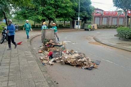 Công nhân Công ty cổ phần Môi trường và Công trình đô thị Thái Nguyên tập kết rác thải để vận chuyển đi xử lý.