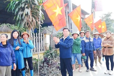 Cán bộ và người dân xã Phú Lương (Thái Nguyên) treo cờ chào mừng, kỳ vọng những quyết sách Đại hội XIV của Đảng đề ra sẽ nhanh chóng đi vào cuộc sống.