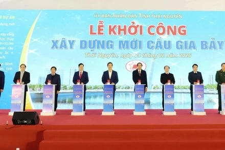 Các đồng chí lãnh đạo tỉnh Thái Nguyên thực hiện nghi thức khởi công xây dựng cầu Gia Bảy mới.