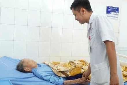 Bác sỹ Bệnh viện Trung ương Thái Nguyên thăm khám lại cho cụ H. sau 1 ngày phẫu thuật.