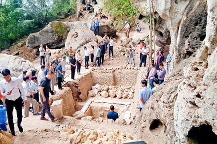 Nhiều nhà khảo cổ, nhà khoa học, đại biểu tham quan di chỉ Mái Đá Ngườm lần thứ 6 năm 2025.