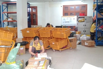 Các đơn vị trực thuộc Bưu điện tỉnh Thái Nguyên nhanh chóng phân luồng, phân loại bưu kiện, hàng hóa để chuyển phát nhanh nhất đến khách hàng.