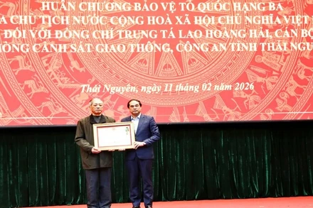 Bí thư Tỉnh ủy Thái Nguyên Trịnh Xuân Trường trao Huân chương Bảo vệ Tổ quốc hạng Ba cho thân nhân Trung tá Lao Hoàng Hải.