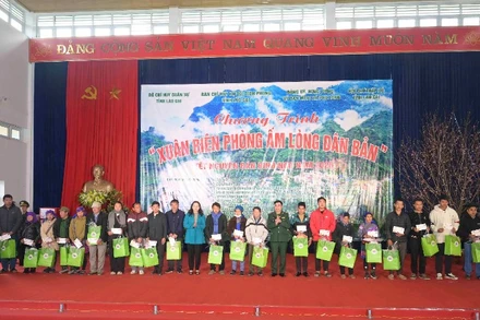 1.500 phần quà Tết được trao tặng tại chương trình cho người dân biên giới.
